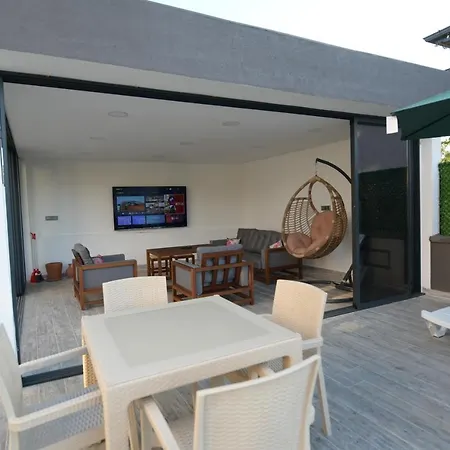 Villa Konakoenue Center 1