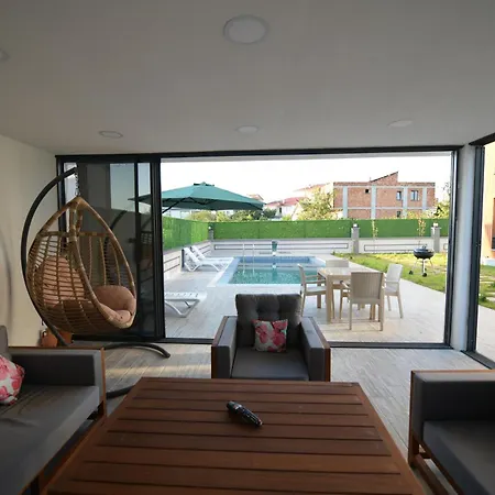 Konakoenue Center 1 Villa Trebizonda